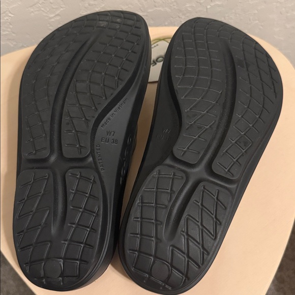 OOFOS OOlala Luxe Women's size 7/EURO 38 Latte  Thong Comfort Sandals - Picture 5 of 6